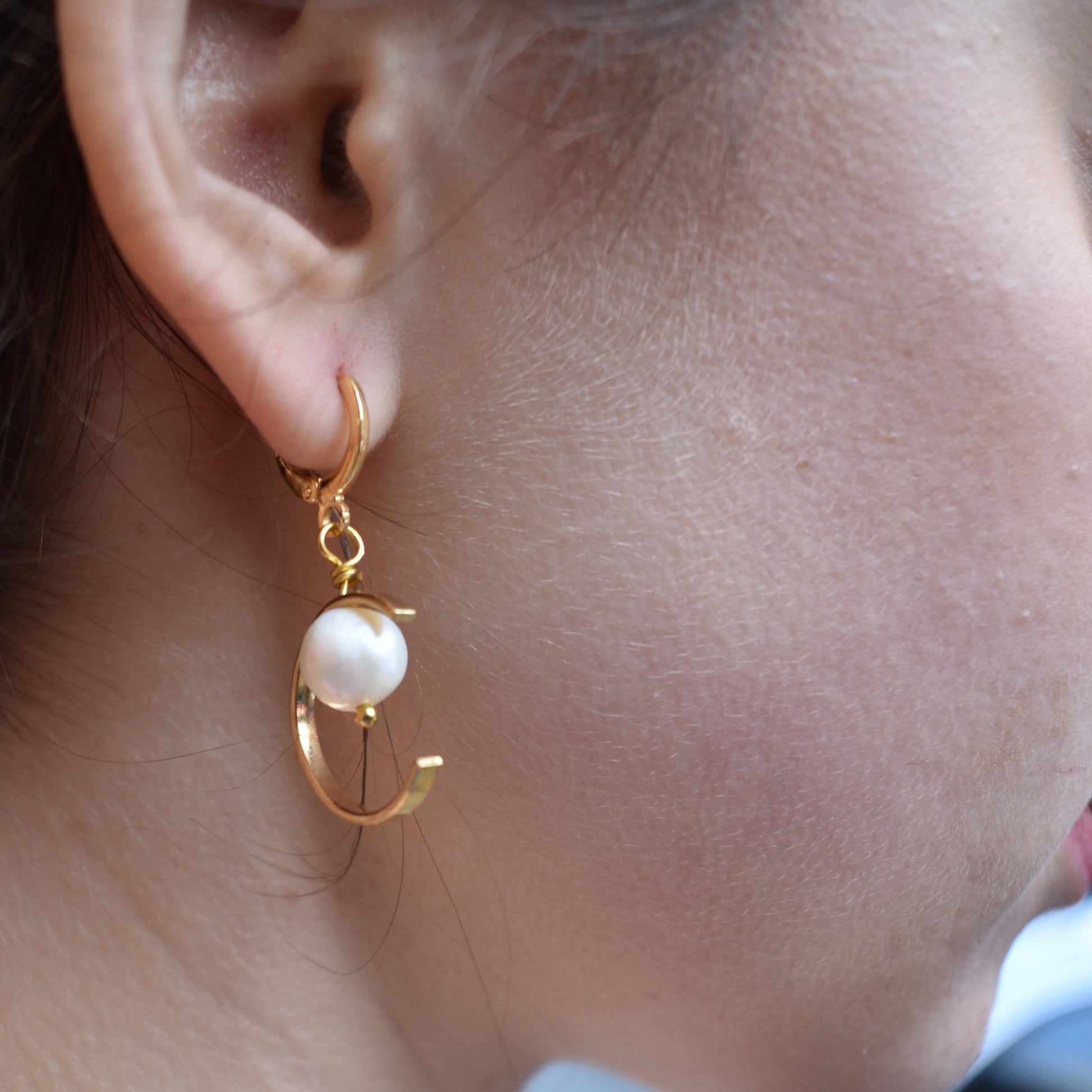 Minimalist circle and freshwater pearl hoop earrings | by Ifemi Jewels-5